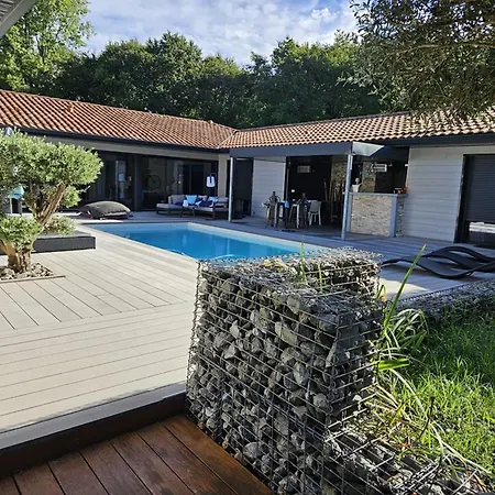 Moderne A Avec Piscine Chauffee, 3 Et Cuisine Exterieure, Animaux Acceptes - Fr-1-379-167